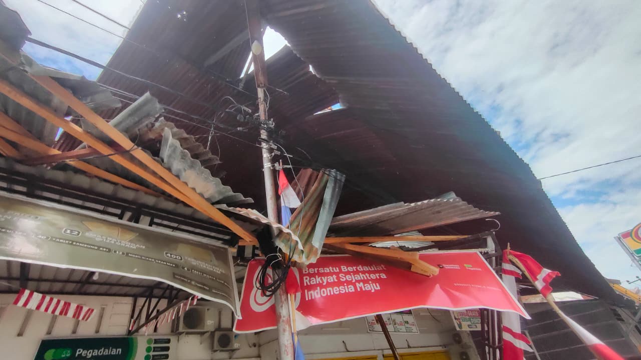 Angin Kencang Terjang Desa Allakuang, Bangunan Omi Mega Mart dan Pegadaian Alami Kerusakan Ringan Akibat Cuaca Ekstrim