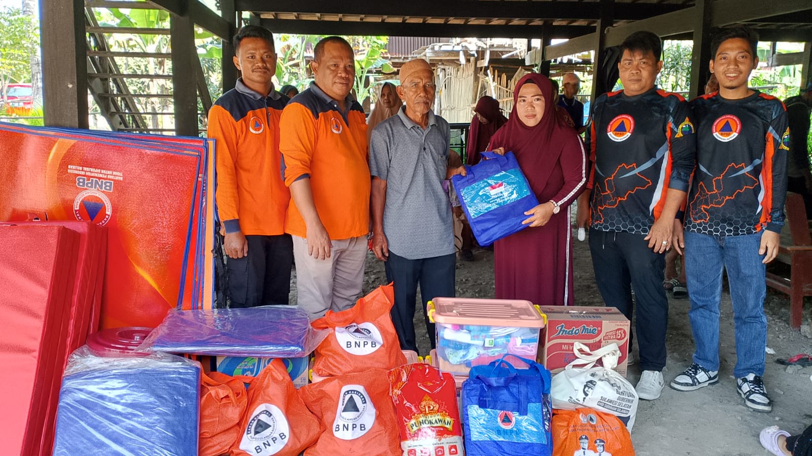 BPBD Sidrap Salurkan Bantuan Darurat kepada Korban Kebakaran di Desa Sipodeceng, Baranti