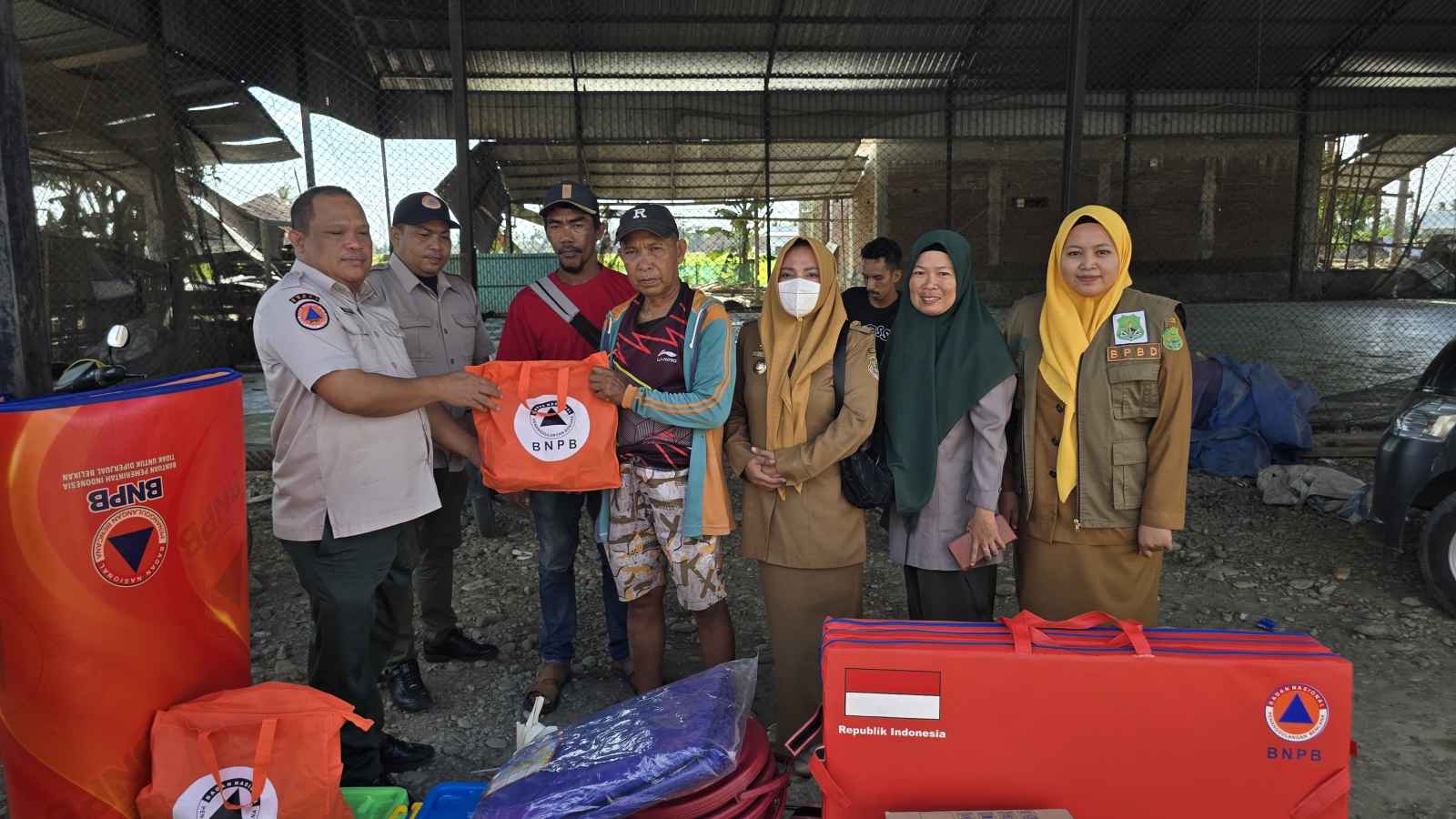 BPBD Sidrap Salurkan Bantuan Logistik untuk Korban Kebakaran di Tanrutedong